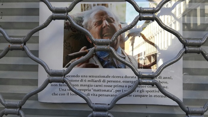 Wurstel e bacon cancerogeni per l'OMS, Savona risponde con ironia: "Chi non beve, non fuma e non mangia carni rosse prima o poi muore" Wurstel e bacon cancerogeni per l'OMS, Savona risponde con ironia: "Chi non beve, non fuma e non mangia carni rosse prima o poi muore"