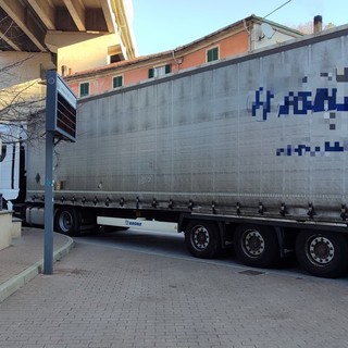 Camion incastrato a Orco Feglino, vigili del fuoco e polizia stradale sul posto