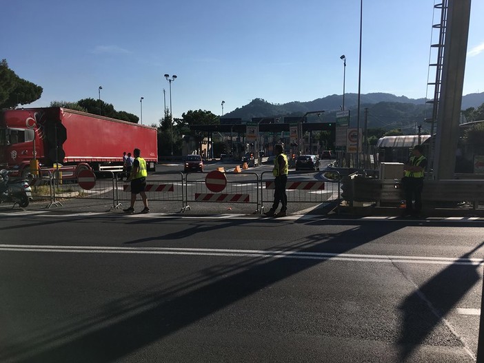 Albisola, esordio positivo per l'ordinanza Orsi contro il traffico pesante: "Recuperato un livello di sicurezza accettabile" (FOTO E VIDEO)