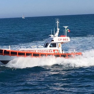 Barca in fiamme al largo di Albisola: soccorsi mobilitati