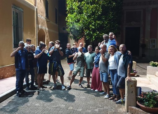 Tovo, festa in piazza per chiudere la tradizione del “Corno del Vedovo” (FOTO e VIDEO) Tovo, festa in piazza per chiudere la tradizione del “Corno del Vedovo” (FOTO e VIDEO)