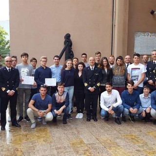 Savona, il Comandante della Capitaneria di Porto Gasparini consegna gli  attestati di frequenza ai ragazzi del nautico “Ferraris Pancaldo”