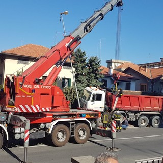 Incidente a Borghetto: in corso la rimozione del camion (FOTO e VIDEO)
