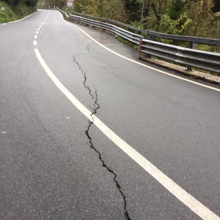 Una lunga crepa nell'asfalto preoccupa sulla SP334 a Stella