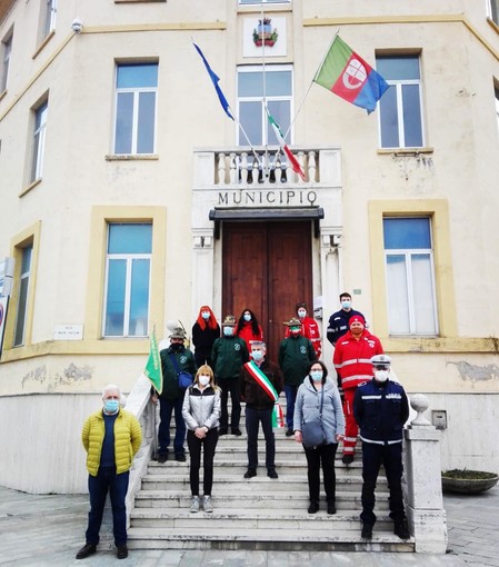 Cengio ricorda le vittime del Covid: un minuto di silenzio davanti al palazzo comunale (FOTO) Cengio ricorda le vittime del Covid: un minuto di silenzio davanti al palazzo comunale (FOTO)