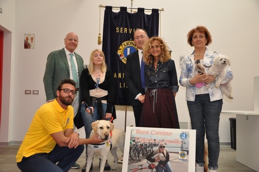 Non vedente e il suo cane guida a piedi sul ‘Cammino di Santiago’:la grande avventura di Dajana e del labrador Camilla Non vedente e il suo cane guida a piedi sul ‘Cammino di Santiago’:la grande avventura di Dajana e del labrador Camilla