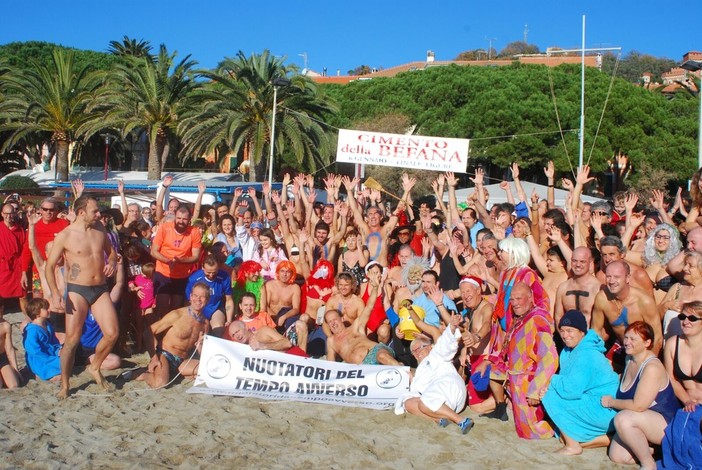A Finale Ligure il tradizionale Cimento: in acqua 219 nuotatori del tempo avverso