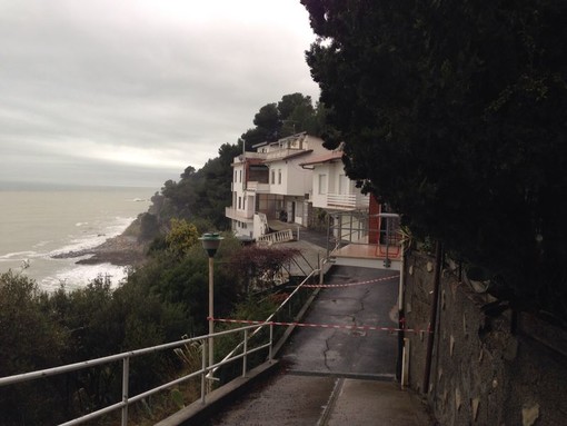 Andora, frana sui binari, sequestrata la villa soprastante Andora, frana sui binari, sequestrata la villa soprastante