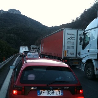 Varazze: autostrada chiusa per un camion ribaltato sull'A10 (aggiornamento)