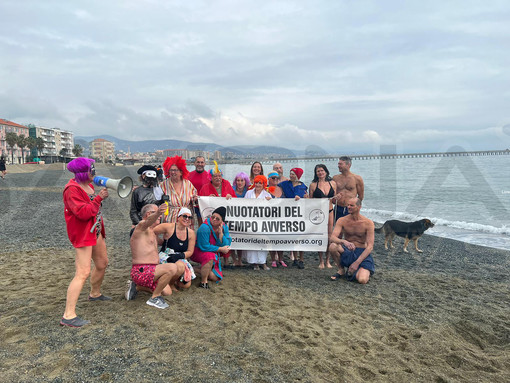 Vado, 25 "temerari" sfidano il mare vadese per il cimento invernale (FOTO E VIDEO)