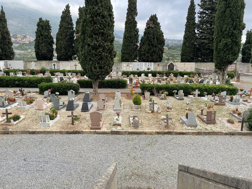 Toirano, nuovi loculi e ossari per il cimitero Capoluogo: cominciati i sopralluoghi dei tecnici comunali Toirano, nuovi loculi e ossari per il cimitero Capoluogo: cominciati i sopralluoghi dei tecnici comunali