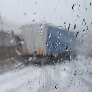 Roccavignale, ecco la neve e i disagi alla viabilità: un tir bloccato e non solo (FOTO)