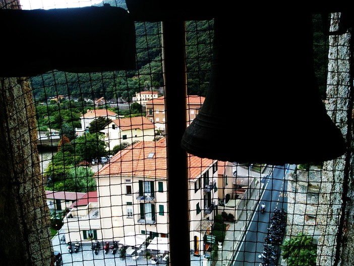 I Campanari di Finalborgo suonano le campane a mano per far sentire la loro vicinanza a Genova