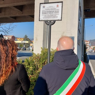 Travolti da un treno a Quiliano, con una targa ricordati i due giovani curdi (FOTO e VIDEO)