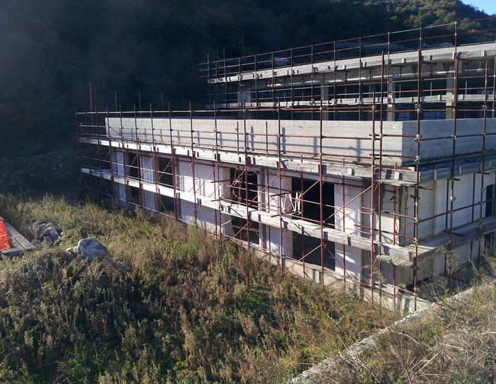 "Abbandono del cantiere per la costruzione della nuova scuola di Calice": minoranza all'attacco "Abbandono del cantiere per la costruzione della nuova scuola di Calice": minoranza all'attacco