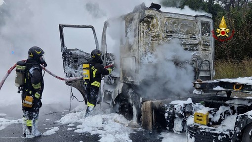 A10, camion prende fuoco poco prima del casello di Varazze: traffico in tilt A10, camion prende fuoco poco prima del casello di Varazze: traffico in tilt