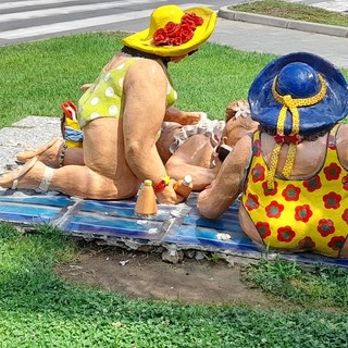 Savona, riparata l''opera artistica Curvy on the Beach", nastro adesivo per saldare la gamba rotta delle statue