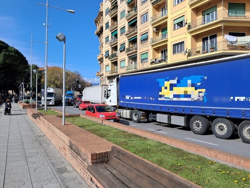 Corso Mazzini a Savona, residente denuncia: "Auto e moto sfrecciano senza limiti" Corso Mazzini a Savona, residente denuncia: "Auto e moto sfrecciano senza limiti"