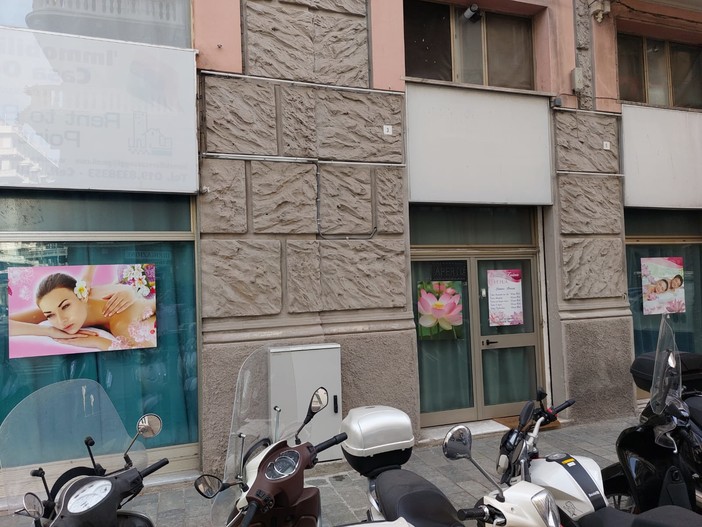 Faceva scegliere dal "menù" delle prestazioni sessuali e avviava alle camere: cinese arrestata a Savona Faceva scegliere dal "menù" delle prestazioni sessuali e avviava alle camere: cinese arrestata a Savona