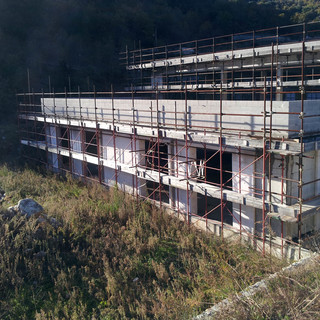"Abbandono del cantiere per la costruzione della nuova scuola di Calice": minoranza all'attacco
