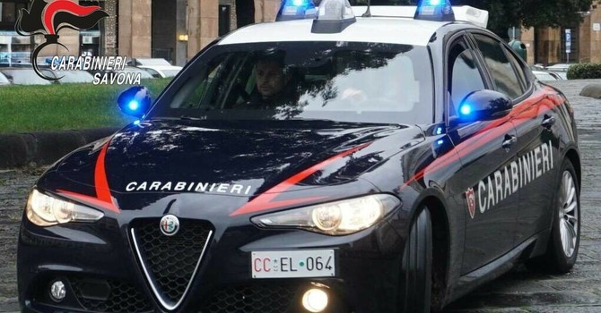 Loano, si fingono broker finanziari per farsi consegnare 135mila euro da un anziano: 5 denunciati