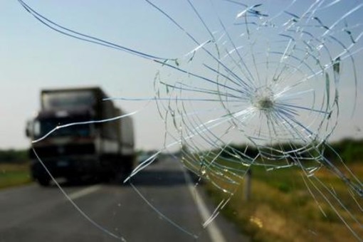 Nuova frode sulle strade della Provincia: attenti alla truffa del parabrezza scheggiato