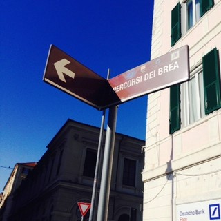 Savona, il cartello “piegato” fa cambiare direzione al “Percorso dei Brea”