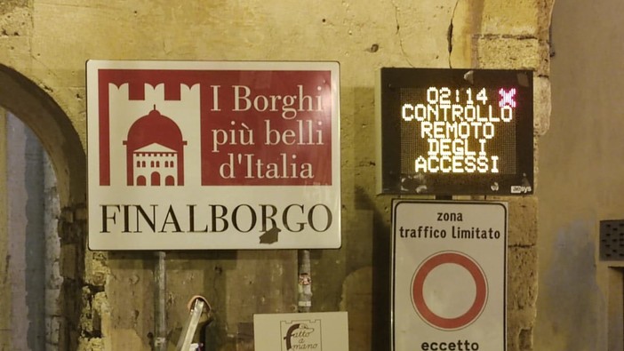 Continua la querelle degli adesivi a Finalborgo: ripulito il cartellone di Porta Reale Continua la querelle degli adesivi a Finalborgo: ripulito il cartellone di Porta Reale