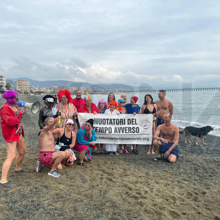 Vado, 25 "temerari" sfidano il mare vadese per il cimento invernale (FOTO E VIDEO)