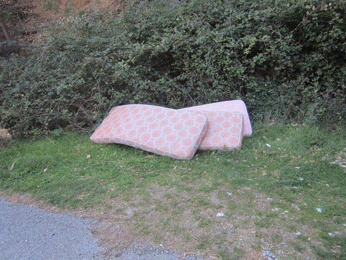 Ceriale, rifiuti abbandonati sulla strada Panoramica