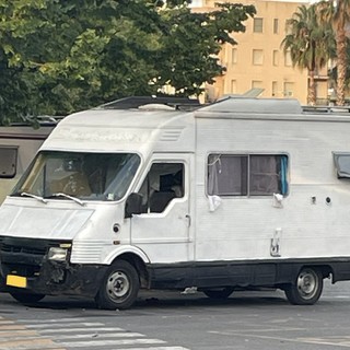 Albenga, Tomatis (FdI): "Situazione esplosiva in piazza Bolla per il parcheggio abusivo dei camper"