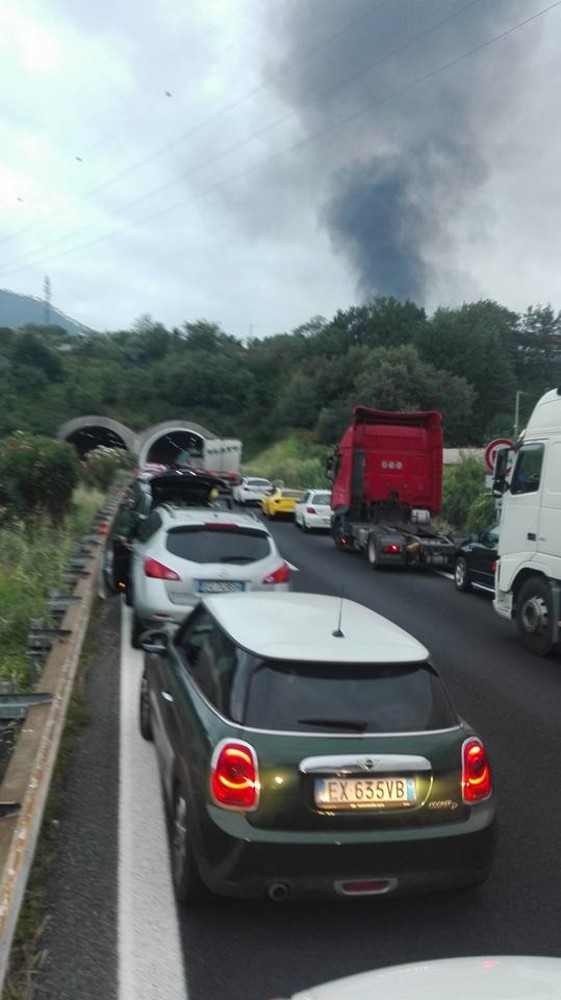 Unica corsia sulla A10 per l'incendio del tir: chilometri di coda tra Finale e Albenga