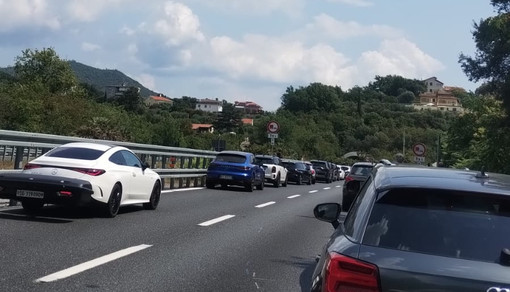 Scontro tra auto, una si cappotta: incidente in A10 Scontro tra auto, una si cappotta: incidente in A10
