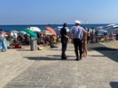 Alcuni agenti di Polizia locale impegnati nei controlli in spiaggia