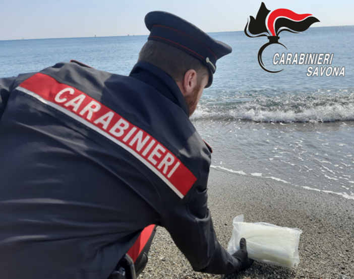 La droga arriva dal mare, i carabinieri recuperano 1 kg di cocaina sulla spiaggia di Albissola La droga arriva dal mare, i carabinieri recuperano 1 kg di cocaina sulla spiaggia di Albissola