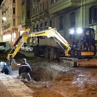 Savona, cedimento stradale in via Cesare Battisti: riapertura ad una corsia forse in serata (FOTO e VIDEO)