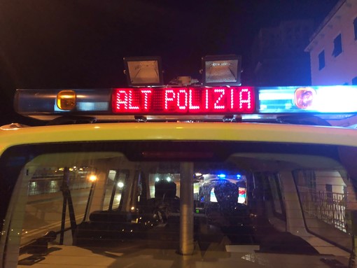 Nascondono la targa della moto rubata con una mascherina e fuggono all'alt della polizia dopo un inseguimento