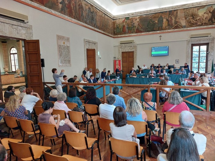Savona, maggioranza e minoranza in Comune trovano una quadra: approvata una mozione contro il rigassificatore Savona, maggioranza e minoranza in Comune trovano una quadra: approvata una mozione contro il rigassificatore