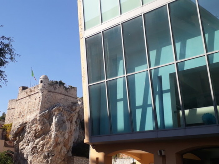 "8 persone & 1 mistero": un giallo al Teatro "Moretti" di Pietra Ligure "8 persone & 1 mistero": un giallo al Teatro "Moretti" di Pietra Ligure