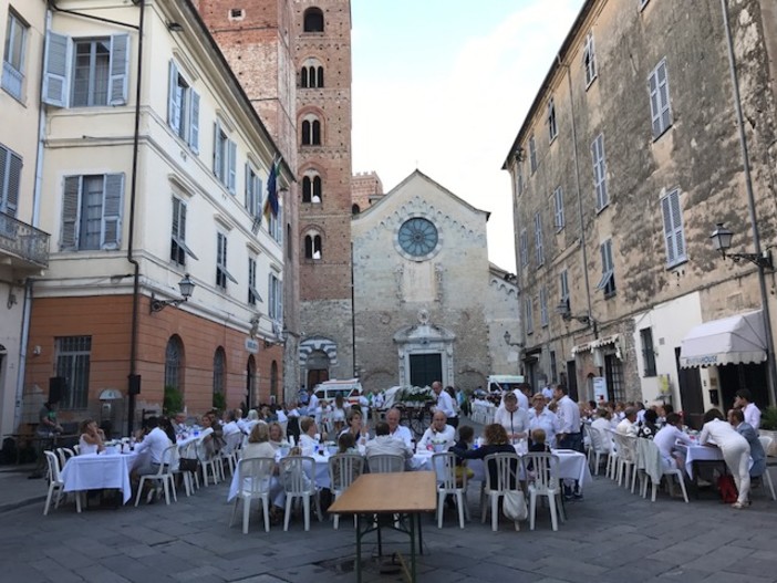 Albenga, cena in bianco per la Bianca e per la Vecchia Albenga, cena in bianco per la Bianca e per la Vecchia