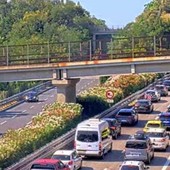 Tamponamento tra quattro auto e un camion nella galleria Pecorile sull'A10 a Celle: traffico in tilt Tamponamento tra quattro auto e un camion nella galleria Pecorile sull'A10 a Celle: traffico in tilt