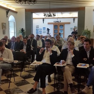 Toti e la maggioranza in "conclave" in un monastero a Magra: giunta in via di definizione