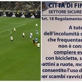 Da divieto a manifesto di calcio, il celebre cartello di Finale sui passaggi rasoterra diventa la cura per l'italico pallone grazie all'ironia social