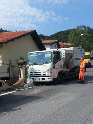 Tovo San Giacomo, cede il freno a mano, camion dei rifiuti abbatte palo della luce e danneggia cancellata
