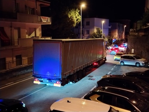 Il navigatore "tradisce" il camionista: mezzo pesante bloccato tra via Famagosta e via Turati Il navigatore "tradisce" il camionista: mezzo pesante bloccato tra via Famagosta e via Turati