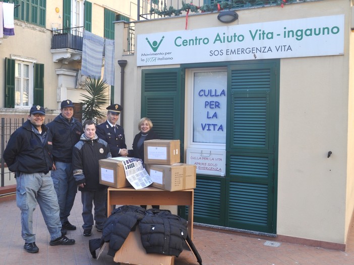 Albenga, la Polizia di Stato con la merce sequestrata aiuta le mamme del CAV-i