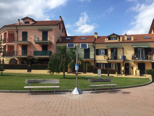 Andora Smart: installate le colonnine che permettono di ricaricare i cellulari Andora Smart: installate le colonnine che permettono di ricaricare i cellulari