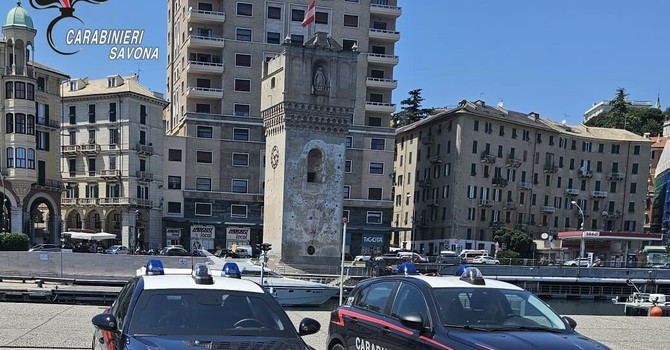 Rubano bottiglie in un locale, arrestati dai carabinieri durante un  controllo notturno