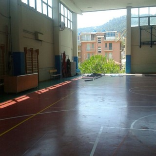 Crollo del muro della palestra di Laigueglia sui binari: aperta un'indagine della Procura di Savona