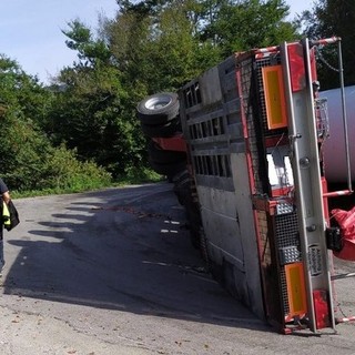 Camion si ribalta e perde pala eolica: domani mattina Sp 12 riaperta, ma solo una corsia
